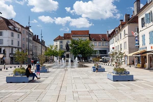 Detente Au Centre-Ville - Lons-Le-Saunier Bagian luar foto